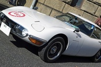 1967年にデビューしたトヨタ2000GT。いま見ても流麗なボディデザイン。車両寸法は全長×全幅×全高4175×1600×1160、ホイールベース2330mmと非常にコンパクトだ。現在のトヨタ・スポーツの代表である「86」よりも65mm短く、175mmも狭く、125mmも低い