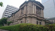 日銀は15日の政策委員会・金融政策決定会合で、国内の景気判断を引き下げた。写真は、東京都中央区の日銀本店（手前が旧館、左奥が新館）。