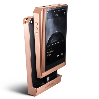 ハイレゾポータブルオーディオプレーヤー「Astell&Kern AK380 Copper」と、専用ポータブルヘッドホンアンプ「Astell&Kern AK380 アンプ Copper」（アユートの発表資料より）