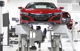 ホンダの米国法人アメリカン・ホンダモーターは、高級車ブランド「アキュラ」（Acura）のスポーツカー、新型「NSX」北米仕様車の量産を4月下旬に開始する。写真は、米オハイオ州の生産工場。（写真提供：ホンダ）