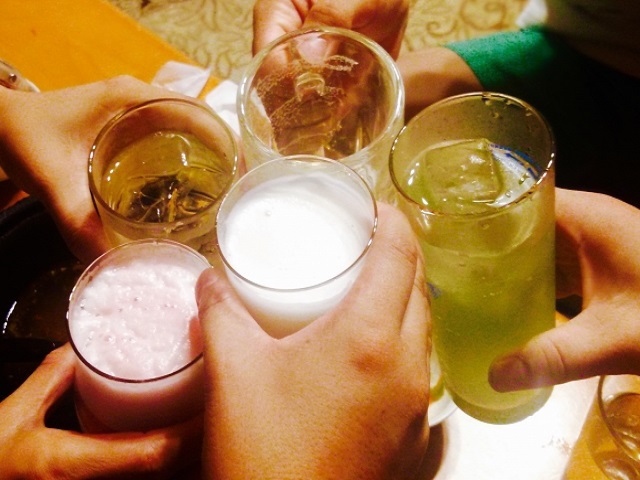 最近の飲み会では乾杯から各自がビールの代わりに好きなドリンクを頼むことも多い。特に人気なのはレモンチューハイやハイボール。好みの多様化だけでなく「アルコールは苦手だけど最初の一杯くらいは何かお酒を飲まないと…」という〝気づかい〟が隠れていることも。