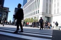 文部科学省と厚生労働省の調査により18日、今年の春卒業予定で就職を希望する大学生のうち、内定が決まった人の割合を示す就職内定率が2月1日時点で87.8%と、前年同期よりも1.1ポイント上昇したことがわかった