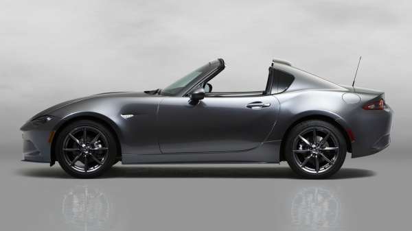 マツダが世界初公開した電動ルーフ式の小型オープンスポーツカー「Mazda MX-5 RF(日本名:マツダ ロードスター RF)」（写真提供：マツダ）