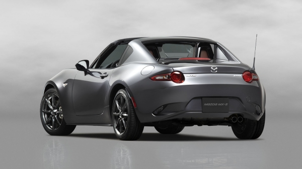 マツダが世界初公開した電動ルーフ式の小型オープンスポーツカー「Mazda MX-5 RF(日本名:マツダ ロードスター RF)」（写真提供：マツダ）