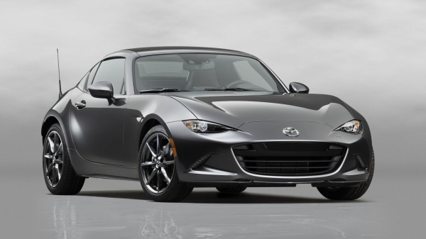 マツダが世界初公開した電動ルーフ式の小型オープンスポーツカー「Mazda MX-5 RF(日本名:マツダ ロードスター RF)」（写真提供：マツダ）