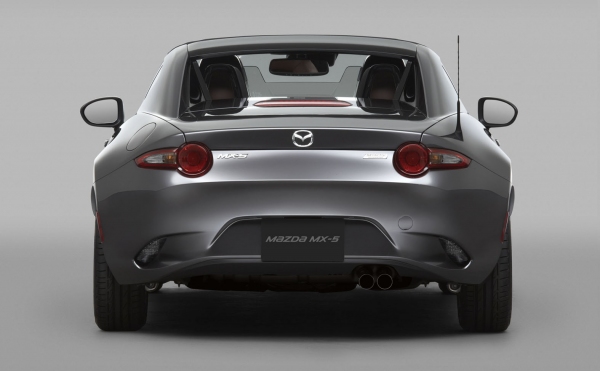 マツダが世界初公開した電動ルーフ式の小型オープンスポーツカー「Mazda MX-5 RF(日本名:マツダ ロードスター RF)」（写真提供：マツダ）