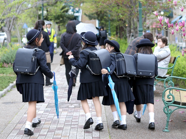 桜の開花宣言とともに、入学式や入園式のシーズンがやって来る。小学校や幼稚園の前を通ると、晴れやかな笑顔の子供たちに心を癒される人も多いことだろう