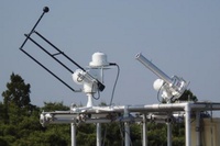 直達放射（右）と散乱放射（左）を測定している分光放射計。直達放射は筒をつけて太陽の方向からの日射だけを測定する。散乱放射は太陽の方向を黒い球で隠して測定する。いずれも、太陽追尾装置に取り付けられている。（九州大学の発表資料より）