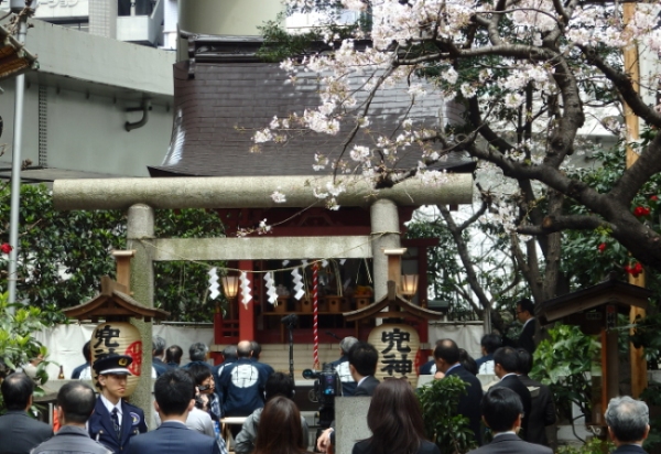 株の街の守り神､『兜神社』の春の祭礼が４月１日（金）、桜の花の下で証券関係者幹部などの参加で行われた。