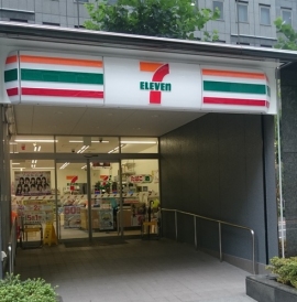 小売業の総合流通、コンビニ業界主要各社の2016年2月期本決算がほぼ出揃った。写真は、東京都中央区のセブンイレブン店舗。