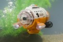 シー・シー・ピーが28日に発売する、水中撮影ができるカメラ付きの小型潜水艦「サブマリナーカメラ」（写真：同社発表資料より）