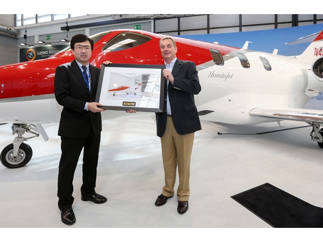 HondaJetの引き渡しを祝うラインランド社シャエスベルク会長とHACI藤野社長