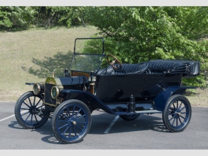 記念撮影で用意するフォード・モデルTツーリング(1914・アメリカ):約20年間のT型フォードのモデルライフの中で、最も人気のあったボディタイプ。同乗撮影車両はほかに2台