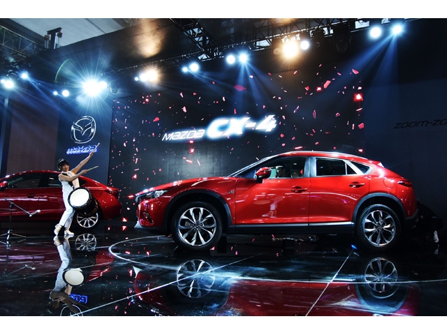 「北京モーターショー2016」KOERUの市販バージョンである新型クロスオーバーSUV「マツダ CX-4」を世界初公開した(Photo by Xiaolu Chu/Getty Images for Mazda Motor Co.)