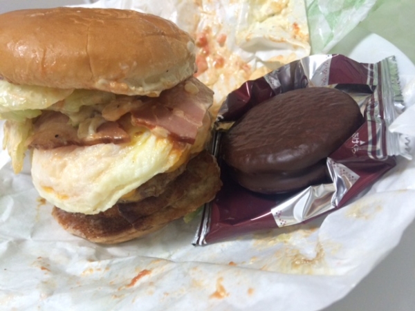 期間限定で復活したロッテリアの「全部のせバーガー」。サイズ感は、みんな大好きロッテの「チョコパイ」と比べるとこんな感じ。