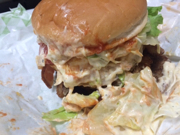 期間限定で復活したロッテリアの「全部のせバーガー」。テイクアウトしたら豪快な崩れっぷりに呆然。