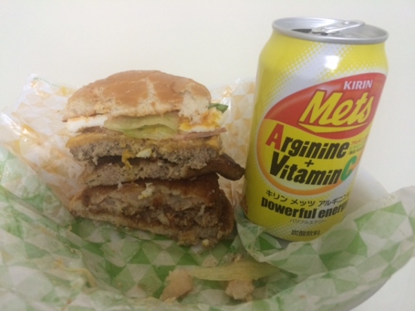 期間限定で復活したロッテリアの「全部のせバーガー」。350mlの缶ジュースと比較したところ。