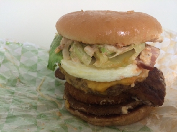 期間限定で復活したロッテリアの「全部のせバーガー」。持ち運び中に崩壊したハンバーガーを再構築したのがこちら。