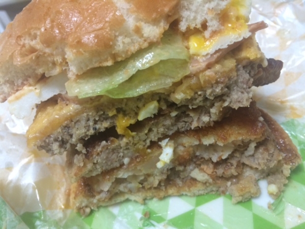 期間限定で復活したロッテリアの「全部のせバーガー」。もはや片手で食べるハンバーガーではないのでナイフとフォークでいただくことに。断面図はこんな感じ。