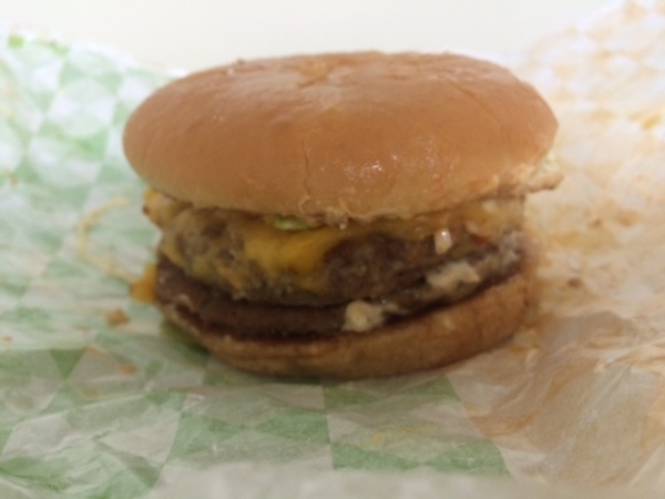 期間限定で復活したロッテリアの「全部のせバーガー」でオリジナルのハンバーガーを構築。通常パティとロッテリアの人気メニュー『絶品チーズバーガー』のパティの重ね技バーガー。