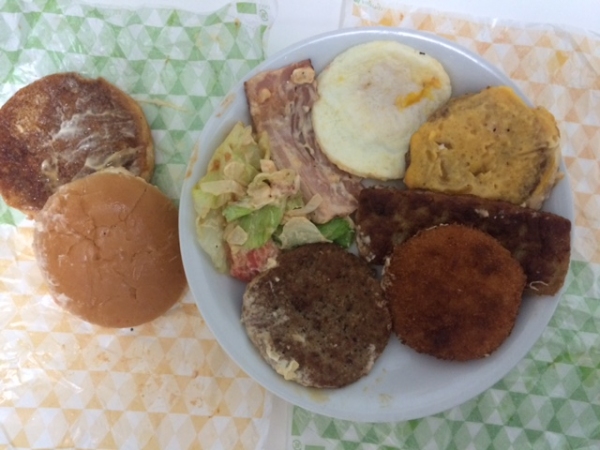 期間限定で復活したロッテリアの「全部のせバーガー」。具材を確認してみる。