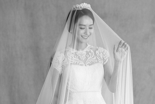 5月に花嫁となる、歌手で女優のパク・ジョンアのウエディンググラビアが公開されて注目を集めている。写真：アイウエディング