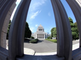 5月18日、国会で行われた党首討論で、自民党総裁の安倍晋三総理と野党第1党・民進党の岡田克也代表とのやりとりから、現行の「平和憲法」に対する姿勢の違いが鮮明になった