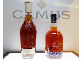 アサヒビールは、フランスの名門カミュ社のプレミアム・コニャック「カミュボルドリーVSOP」(写真左)と「イル･ド･レ クリフサイドセラー」(各700ml)を2016年6月7日から全国で新発売する。なかで右の「イル･ド･レ」は大胆で斬新なコニャックの革命児ともいえる製品