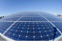 写真は「ゼロエネルギー住宅を指向する」積水ハウスの太陽光発電実験設備の大型太陽光パネル。一般的な住宅用太陽光発電は4kW/h程度が目安となる