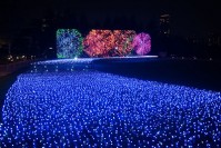 東京ミッドタウンで“イルミネーション花火”開催 - 屋外カフェや足水など涼を感じる夏イベント