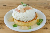 カフェ アクイーユ季節限定「桃のレアチーズパンケーキ」天使のクリームと桃、濃厚レアチーズのコラボ