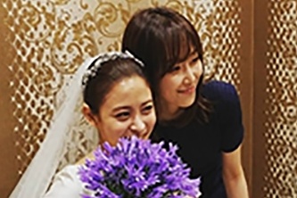 女優ソ・ヒョンジンが女友達パク・ヒボンの結婚式に出席し、その厚い友情が目を引いた。