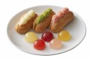 織姫＆彦星アソート。カスタードクリームが入ったエクレアに、ストロベリー・抹茶・ホワイトチョコの3種のガナッシュを絞った。ストロベリーは織姫、抹茶は彦星をイメージ。ストロベリー、ラズベリー、ピーチ、オレンジ、パイン、5種類のフレッシュグミを添えている。