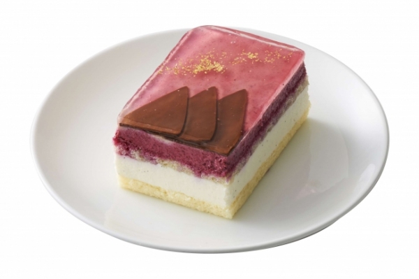 ロマンカシスムース。夏の夜の星空をイメージした、ロマンチックなムース。バニラビーンズと生クリームで作ったバニラムース、カシスムース、スポンジを重ねた。仕上げにかけたのは、レモンゼリー。チョコレートで林を、金粉でこぼれるような星たちを表現している。