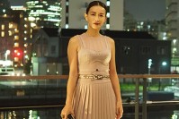 長谷川京子、ボッテガ・ヴェネタのプリーツドレスを着用 - トーマス・マイヤー主宰のイベントへ