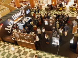 日本橋三越の吹き抜けの中央ホールに出現した『Jack Daniel’s Experience Store & Bar』、2階の売り場から眺めた会場。周囲は高級化粧品売場や高級アクセサリー売場が並ぶ一角だ