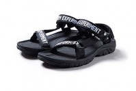 ユニフォーム・エクスペリメント×Teva、モノトーンのミニマルなサンダル発売