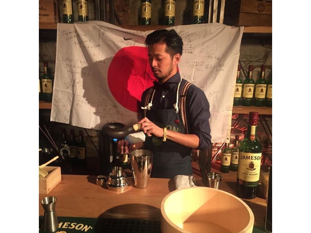 「JAMESON」のミドルトン蒸留所で行われたカクテルコンペティション世界大会に日本代表として出場したみごとに優勝した日本人バーテンダー、東京「Bar霞町嵐」所属の新井和久氏。日本人の優勝は初めて