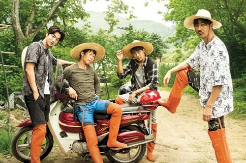 tvNのバラエティ番組『三食ごはん コチャン(高敞)編』で、チャ・スンウォン、ユ・ヘジン、ソン・ホジュン、ナム・ジュヒョクによる田植えファッションが話題を呼んでいる。写真：CJE