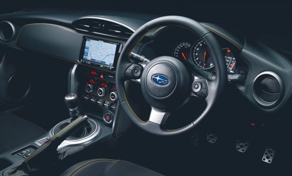 富士重工業が大幅改良して発売するスポーツカー「SUBARU BRZ」の最上級グレード「GT」をベースとした特別仕様車「Yellow Edition」（プロトタイプ）のコクピット。（写真提供：富士重工業）