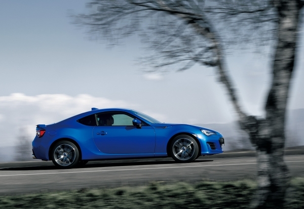 富士重工業が大幅改良して発売するスポーツカー「SUBARU BRZ」のグレード「S」（リヤスポイラーはメーカー装着オプション）。（写真提供：富士重工業）