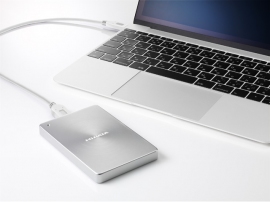 アイ･オー･データ機器は、最新のUSB規格「USB 3.1 Gen2」の転送速度10Gbps（規格値）に対応したポータブルSSD「SDPX-USCシリーズ」を7月下旬に発売する。（写真：同社Webサイトより）