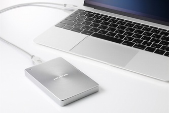 アイ･オー･データ機器は、最新のUSB規格「USB 3.1 Gen2」の転送速度10Gbps（規格値）に対応したポータブルSSD「SDPX-USCシリーズ」を7月下旬に発売する。（写真：同社Webサイトより）