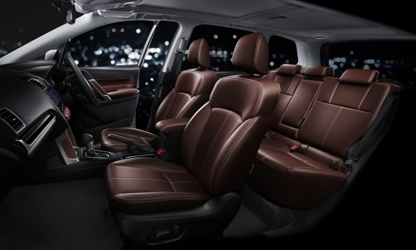 富士重工業が発売したフォレスターの特別仕様車「Brown Leather Selection」（グレード：2.0XT EyeSight Brown Leather Selection、ナビゲーションシステム、ステアリングリモコンはディーラー装着オプション）（写真提供：富士重工業）
