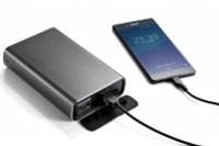 モバイルバッテリー「700-BTL025」でスマートフォンを充電中のイメージ（サンワサプライ発表資料より）