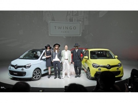 パリコレのファッションショー形式で披露した“『トゥインゴ パリ』コレクション”と題した新車記者発表。ファッションモデル2名とトランスジェンダー・タレントでモデルでもあるIVANさん(左から2人目)が、ルノー・ジャポン大極司社長(左から3人目)を囲んでTWINGOを紹介した パリコレのファッションショー形式で披露した“『トゥインゴ パリ』コレクション”と題した新車記者発表。ファッションモデル2名とトランスジェンダー・タレントでモデルでもあるIVANさん(左から2人目)が、ルノー・ジャポン大極司社長(左から3人目)を囲んでTWINGOを紹介した