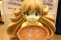 アニメ『 甘々と稲妻 』より、つむぎちゃんが等身大フィギュアになって登場。『つむぎちゃんの一人でおでかけ大作戦』実施中©雨隠ギド・講談社／「 甘々と稲妻 」製作委員会