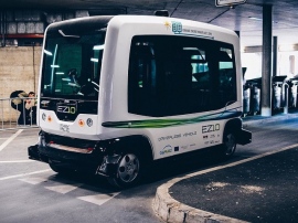 DeNAは、フランスのEasyMile社と業務提携し、「Robot Shuttle(ロボットシャトル)」の運用を開始すると発表した。イオンモール幕張新都心店を皮切りに、各種公共施設や商業施設、テーマパーク、工場内などでの運用を計画している。