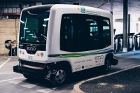 DeNAは、フランスのEasyMile社と業務提携し、「Robot Shuttle(ロボットシャトル)」の運用を開始すると発表した。イオンモール幕張新都心店を皮切りに、各種公共施設や商業施設、テーマパーク、工場内などでの運用を計画している。