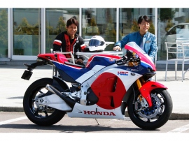 福士誠治氏(写真右)、伊藤真一氏とホンダのレーサーRC213V-Sの収録シーン